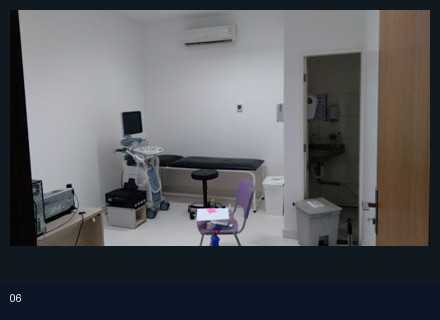 Foto real de serviço técnico em ambiente clínico