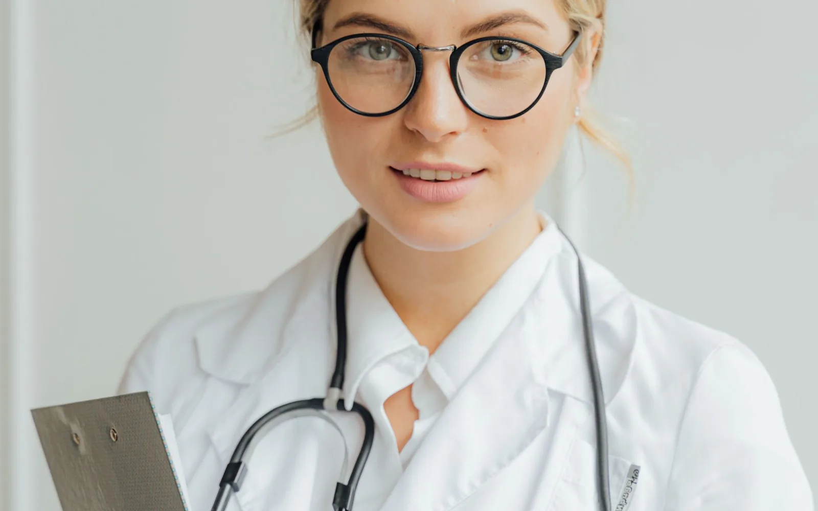 Médico consultando paciente em clínica médica