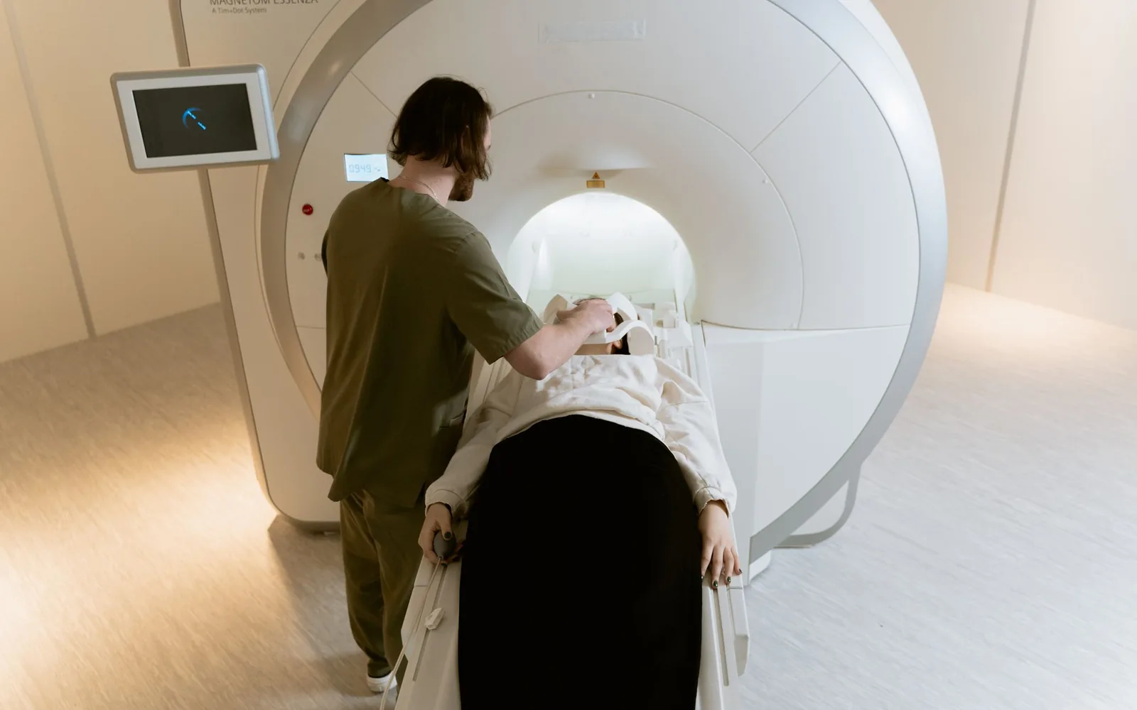 Sala de diagnóstico por imagem com equipamento de ressonância